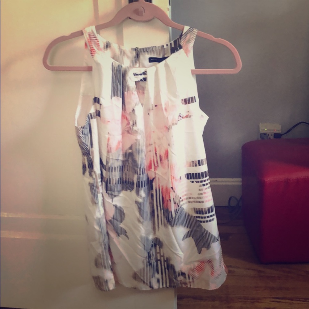 Sleeveless blouse with key top hole